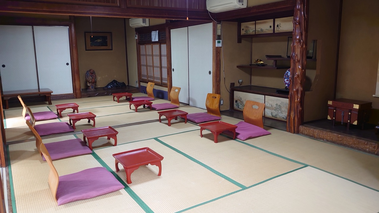 旅館デモ一の朝の膳（一例）