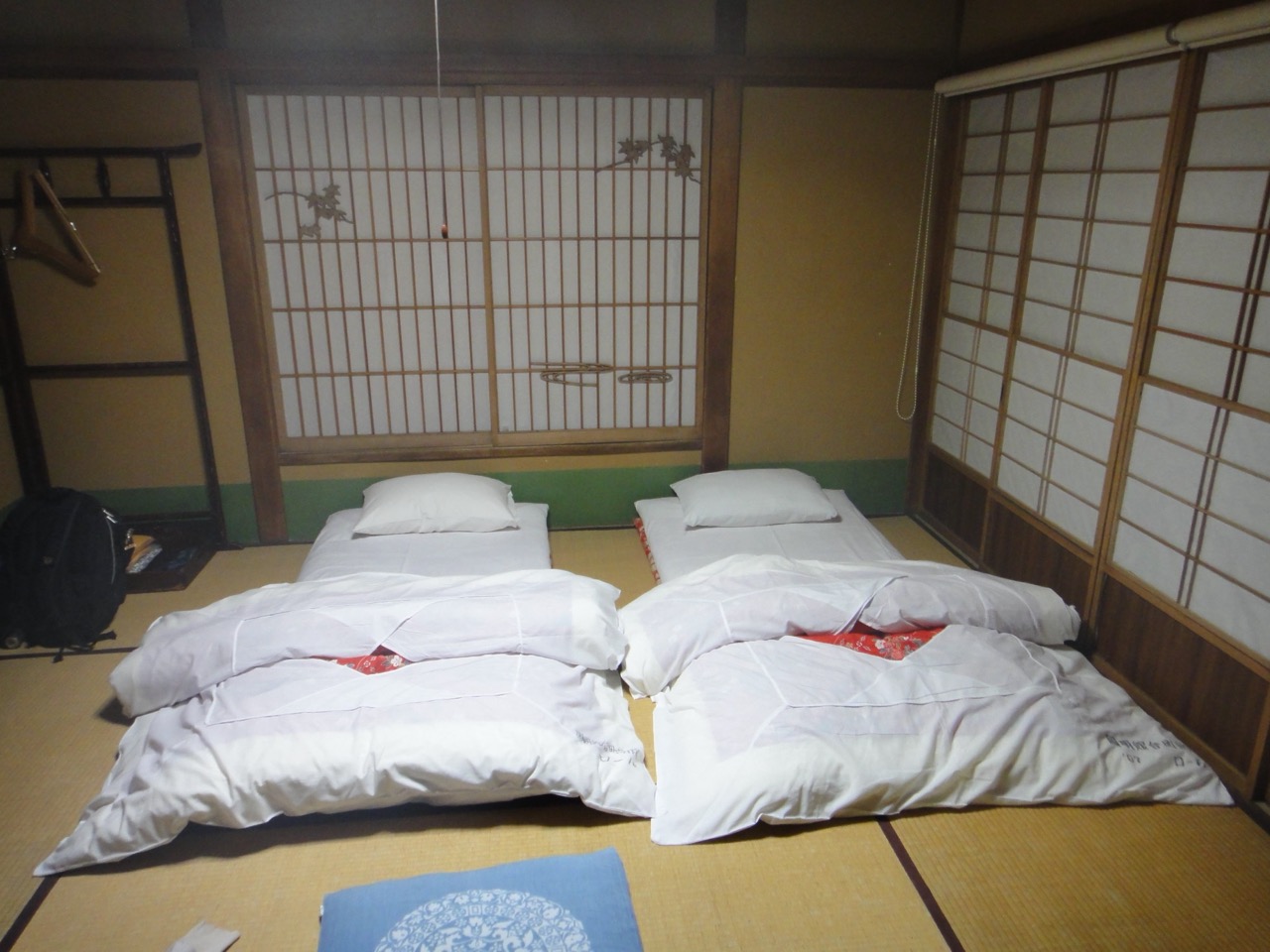 布団を敷いた和室